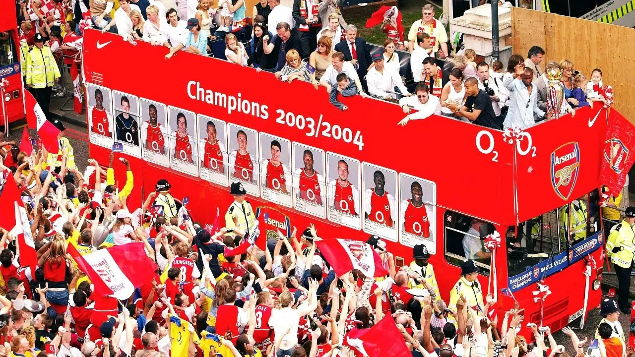 ครั้งสุดท้าย อาร์เซนอล คว้าแชมป์พรีเมียร์ลีก ในปี 2004 มีอะไรเกิดขึ้นบ้าง